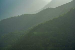majestoso montanha cenário dentro a norte oeste Vietnã. foto