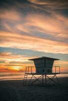 Salva-vidas cabine em a de praia durante pôr do sol. Califórnia de praia. foto