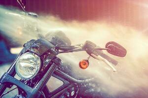 verão motocicleta lavar. carro limpeza com Alto pressão água. foto