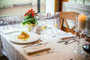 peixe prato às chique restaurante, branco vinho em a lado. foto