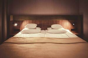 conforto Duplo cama hotel sala. minimalista estilo. foto