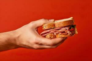 mão segurando saboroso sanduíche em uma vermelho fundo. ai gerado foto