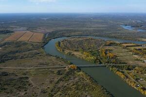 rio negro panorama dentro Patagônia, passagem através a cidade do geral conesa, Argentina. foto