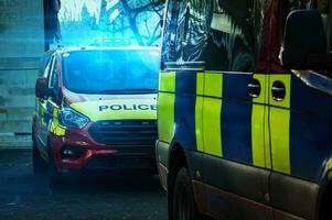 britânico polícia carro com luzes piscando. foto