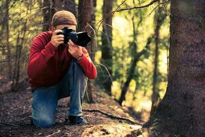 natureza fotógrafo levando fotos dentro a floresta