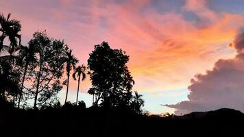 crio beleza do panorama Serra montanhas, betel Palma coco árvores, com azul céu misturar dourado laranja. a natural atmosfera tarde é brilhante e encantador dentro a interior. foto