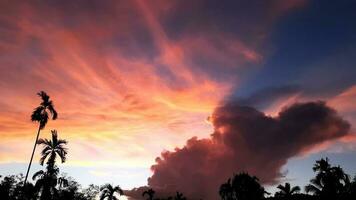 crio beleza do panorama Serra montanhas, betel Palma coco árvores, com azul céu misturar dourado laranja. a natural atmosfera tarde é brilhante e encantador dentro a interior. foto