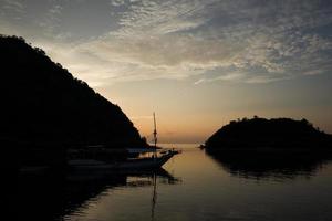 pôr do sol em Labuan Bajo na Indonésia
