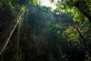 vista para o céu em goa jomblang tour perto de yogyakarta na indonésia foto