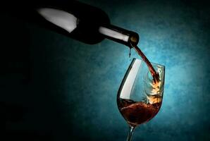copo de vinho em uma azul fundo foto