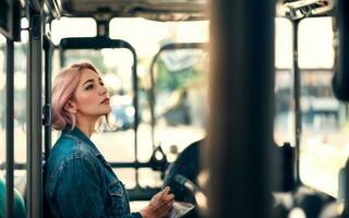 lindo mulher em pé dentro público ônibus transporte, generativo ai foto