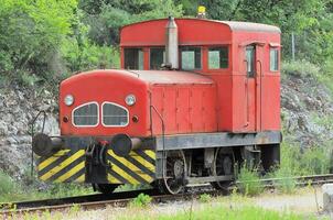 velho vermelho diesel locomotiva foto