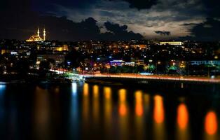 Ataturk ponte às noite foto