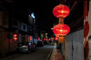 lanternas vermelhas nas ruas de malaca, na malásia foto