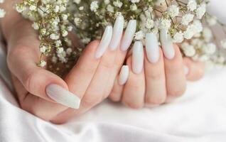 beleza tratamento, agradável bem cuidada mulher unhas. foto