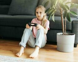 menina jogando vídeo jogos às casa foto