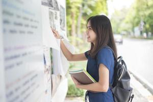 uma estudante universitária está entusiasmada com o relatório do exame foto