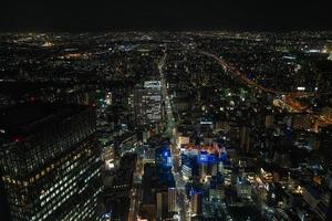 vista do arranha-céu em Tóquio à noite foto