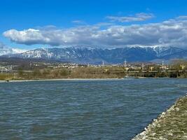 mzymta rio entre a Vila do Sírius e a cidade do adler dentro sochi foto