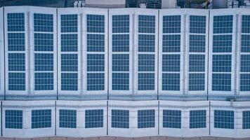 futuro verde energia e sustentável eletricidade recurso conceito. ao ar livre foco em solar painéis em telhados ou energia fotovoltaica do fábricas de drone. industrial cobertura com solar célula rede com azul tom. foto