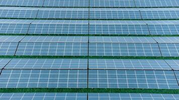 solar células agricultura ao lado com rios e fábricas dentro industrial área. verde mundo conceito com a ecossistema com tecnologia reciclando. foto