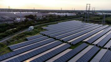 solar células agricultura ao lado com rios e fábricas dentro industrial área. verde mundo conceito com a ecossistema com tecnologia reciclando. foto