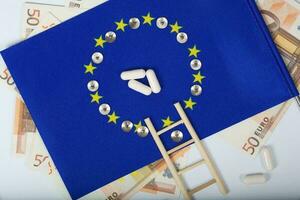 europeu bandeira, pílulas, escada e moeda.fundo foto