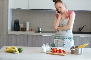 jovem dona de casa dentro a cozinha foto