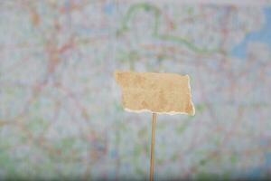 peça do papel com livre espaço para uma texto em uma mapa. foto