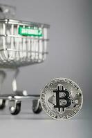 bitcoin e compras carrinho. foto