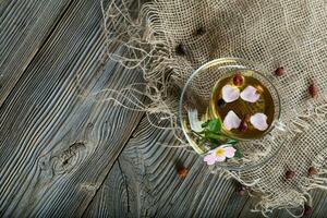 rosa quadril ervas chá em uma de madeira superfície. livre texto. foto