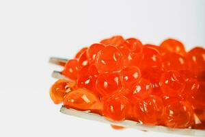 vermelho caviar em uma metal garfo. foto