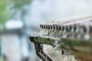 chuva fluxos baixa a partir de uma cobertura baixa foto