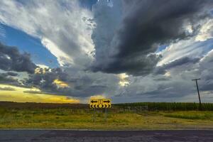 tormentoso céu vencimento para chuva dentro a Argentino interior, la pampa província, Patagônia, Argentina. foto