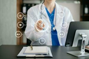 conceito de tecnologia médica, mão de médico inteligente trabalhando com computador portátil moderno com seu ícone virtual de equipe foto