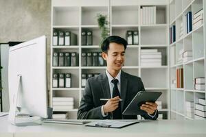 jovem o negócio homem executivo Gerente olhando às computador portátil assistindo conectados webinar Treinamento ou tendo virtual encontro vídeo conferência fazendo mercado pesquisa trabalhando dentro escritório. foto