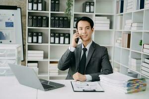 jovem o negócio homem executivo Gerente olhando às computador portátil assistindo conectados webinar Treinamento ou tendo virtual encontro vídeo conferência fazendo mercado pesquisa trabalhando dentro escritório. foto