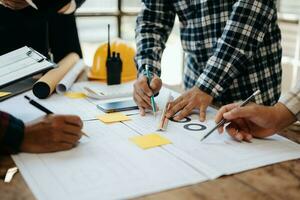 reunião de trabalho em equipe do engenheiro, desenhando trabalhando na reunião do projeto para o projeto trabalhando com o parceiro na construção de modelos no escritório da empresa. equipe profissional da indústria asiática foto