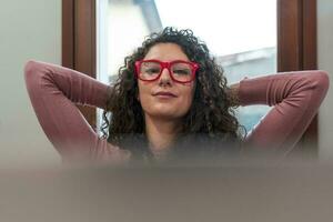 jovem mulher leva uma relaxante momento trabalhando às casa em computador durante restrições vencimento para covid-19 foto