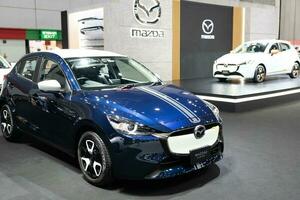 Bangkok Tailândia - Julho 7 2023 Novo Mazda 2 modelo ano 2023. Mazda marca Japão carro. foto
