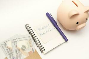dinheiro despesas planejamento. porquinho banco com calculadora e cadernos em branco fundo, financeiro objetivo conceito. foto