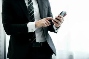 homem de negocios usando smartphones dentro a companhia para contato trabalhos projeto. conceito do o negócio pessoas usando tecnologia. foto