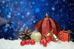 lindo Natal decoração em neve com azul bokeh fundo foto
