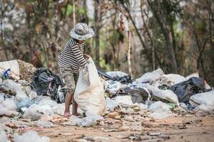 meio Ambiente terra dia, criança sentado para separado lixo para estar reciclado. a conceito ajuda reduzir ar poluição e proteger a ambiente. foto