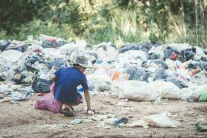 crianças pobres coletam lixo para venda por causa da pobreza, reciclagem de lixo, trabalho infantil, conceito de pobreza, dia mundial do meio ambiente, foto