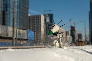 warsaw, 2021 - lego star wars droid fazem na neve na cidade foto