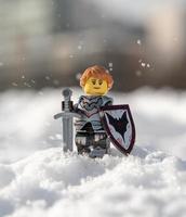 Varsóvia, 2021 - minifigura de lego, cavaleira feminina na neve foto