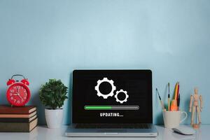 atualizar progresso conceito, pessoa esperando para instalando atualizar processo com Carregando Barra ícone em virtual tela em computador portátil computador. foto