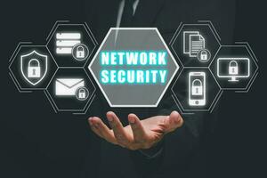 rede segurança conceito, homem de negocios mão segurando rede segurança ícone em virtual tela. foto