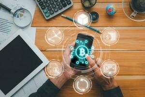 bitcoin criptomoeda, pessoa mão segurando esperto telefone com vr tela bitcoin ícone, financeiro tecnologia, Internet dinheiro, o negócio conceito. foto